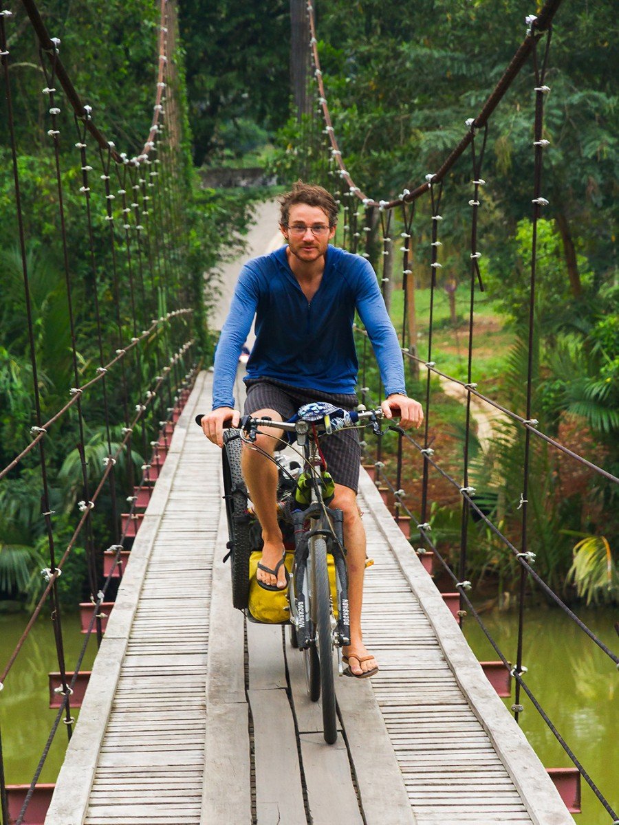 Damien-sur-le-pont-suspendu